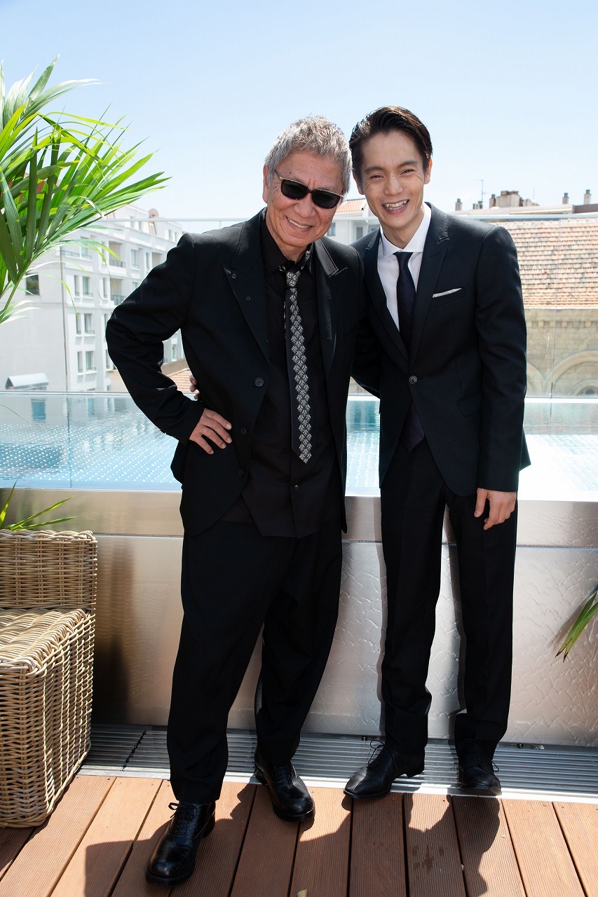 左から、三池崇史監督、窪田正孝 （C）Kazuko Wakayama