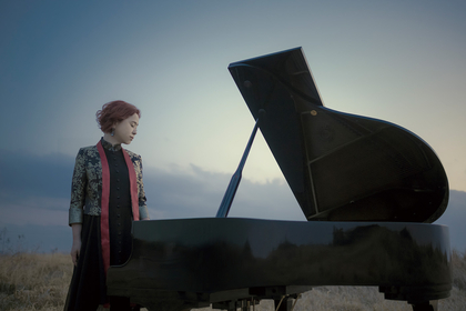 梶浦由記、全国ツアー開始と同時にFictionJunctionの新曲「black rose」配信リリース決定