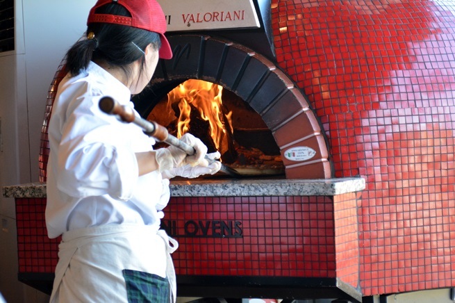 焼き立ての本格ピッツァは大人気！