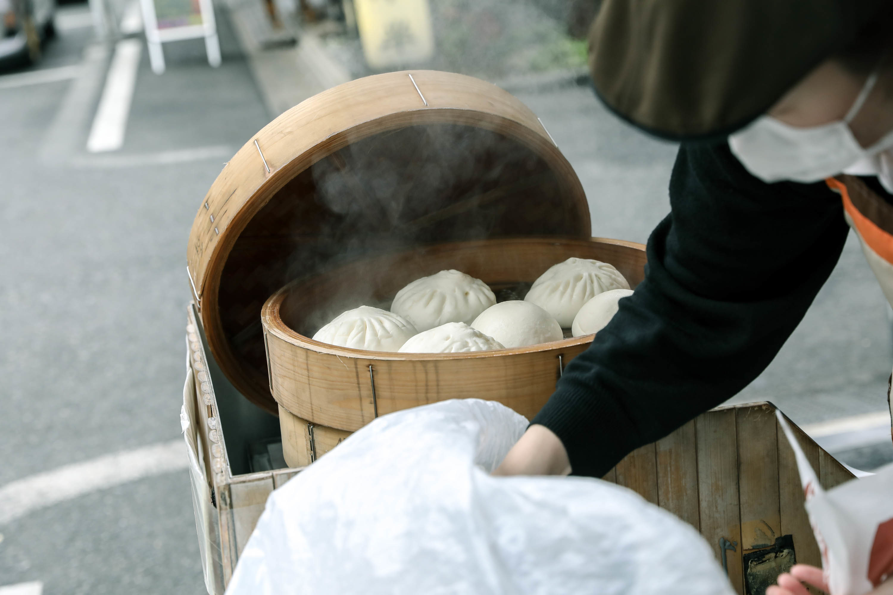 店頭ですき焼きまんを蒸している