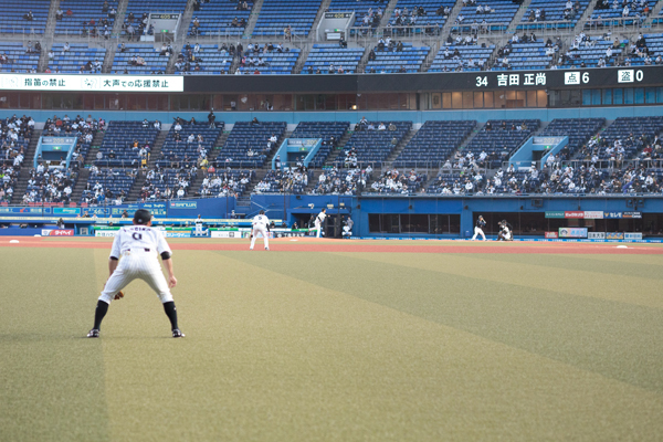 目の前には荻野選手が！ グラウンドレベルの席だけにその臨場感は抜群