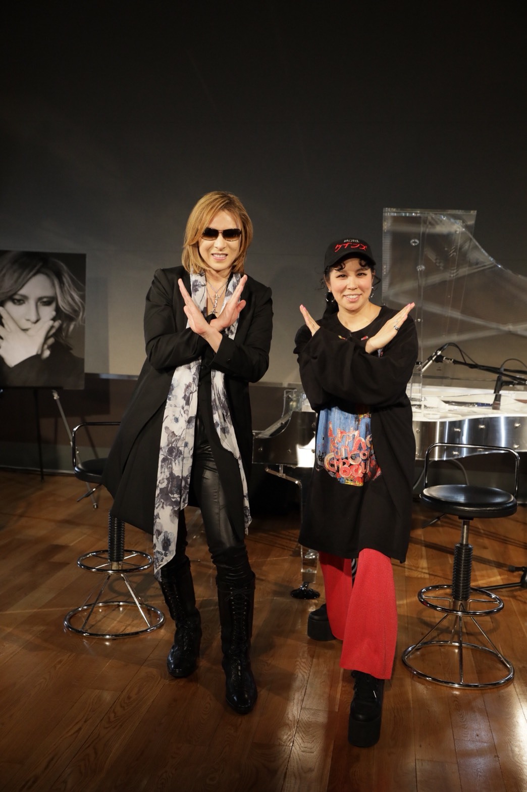 左から、YOSHIKI、AI