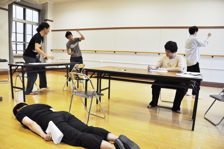 客人をもてなすべく、（そうは見えないけど）いろいろと試行錯誤しているジーニアス。果たして彼らの行き着く先は？ ［撮影］吉永美和子