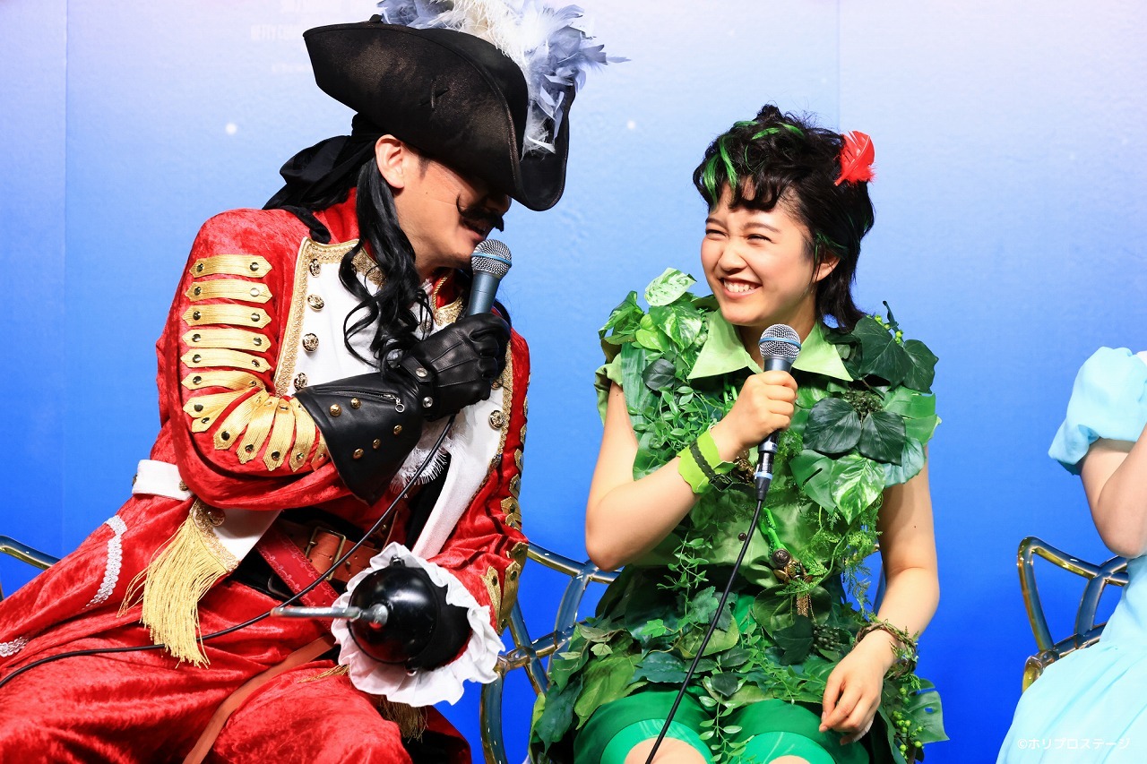 （左から）フック船長：小野田龍之介、ピーター・パン：山﨑玲奈