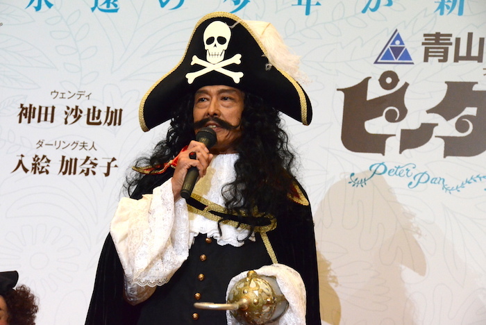製作発表会見で話す鶴見辰吾