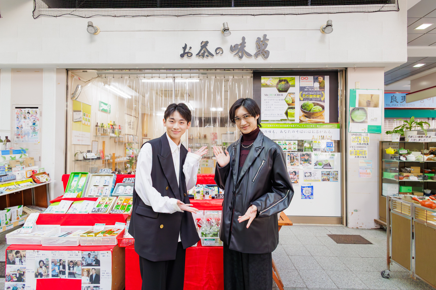 夢を色紙に書いて店主に託した二人「叶えて戻ってきます！」