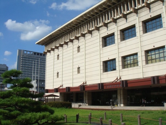 名古屋市博物館の外観。手前には緑まぶしい日本庭園が広がる