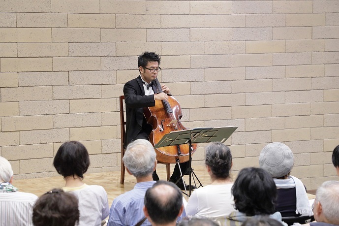 本番前にも関わらず、楽しそうにチェロの独奏をする首席奏者 北口大輔氏