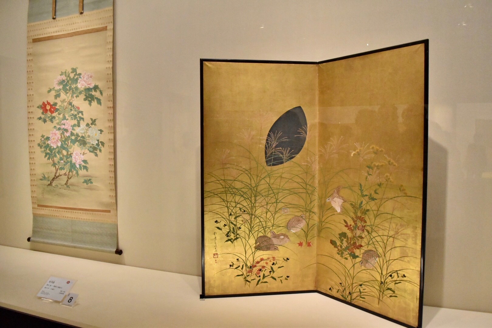 右：酒井抱一 《秋草鶉図》【重要美術品】 19世紀（江戸時代） 山種美術館蔵 左：鈴木其一 《牡丹図》 1851（嘉永4）年 山種美術館蔵