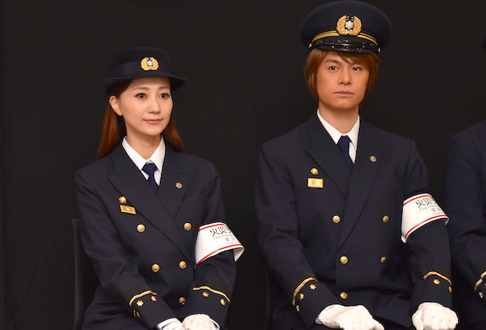 最初は少し緊張した面持ちの浦井健治と夢咲ねね（右から）