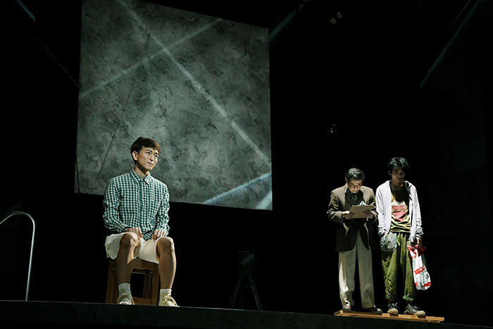 左から：篠山輝信 大鷹明良 柄本時生 （世田谷パブリックシアター『チック』 撮影：細野 晋司）