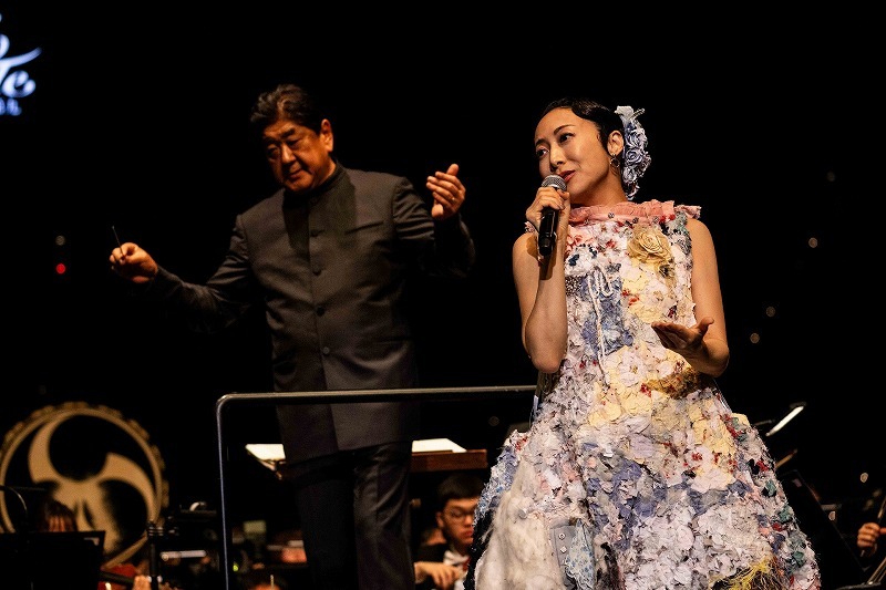 「サントリー1万人の第九2025」左から佐渡裕、一青窈 （Ｃ）ＭＢＳ／サントリー１万人の第九