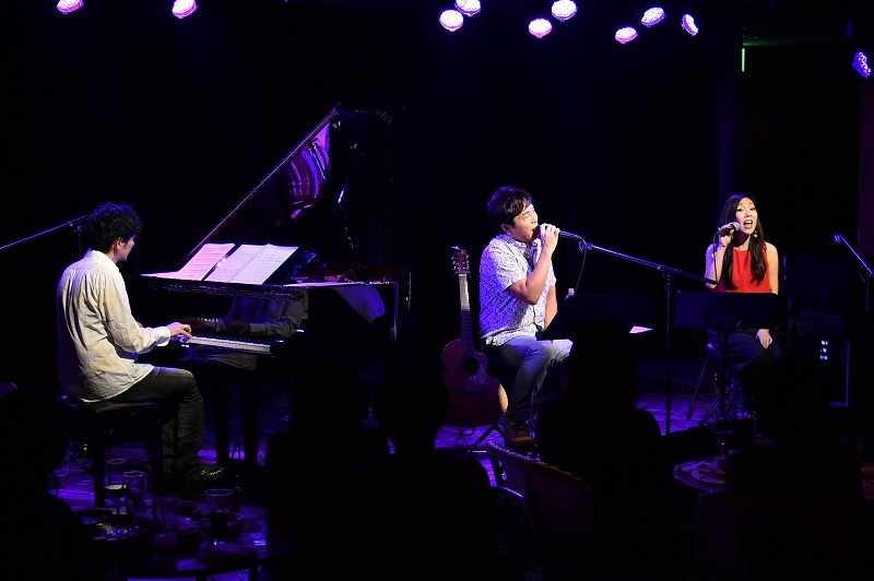 L⇒R：秋田慎治、佐藤竹善、露崎春女 2017.10.3 LIVING ROOM CAFE 撮影＝鈴木 恵