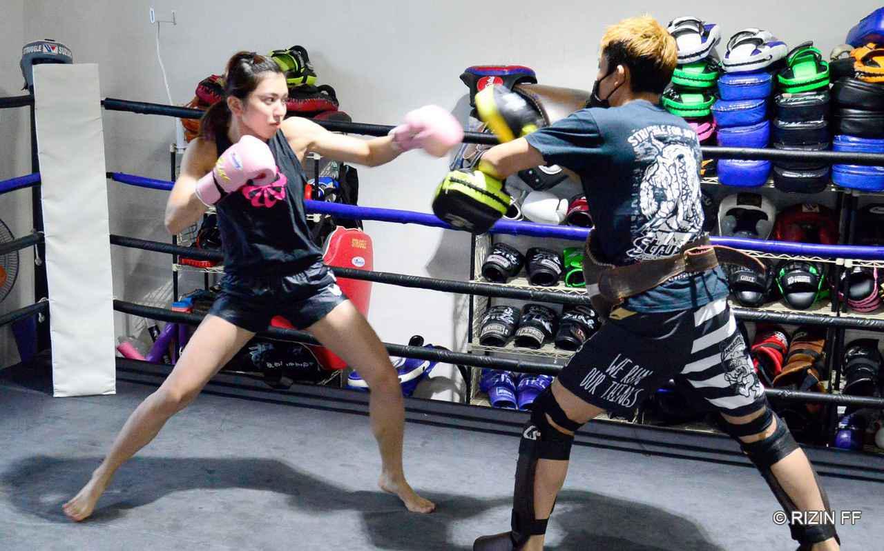 公開練習で2分間のミット打ちを披露 (c)RIZIN FF