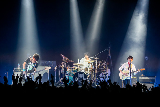 UNISON SQUARE GARDEN（Photo by Viola Kam [V'z Twinkle]） ※写真は10月27日公演のものを使用しています。