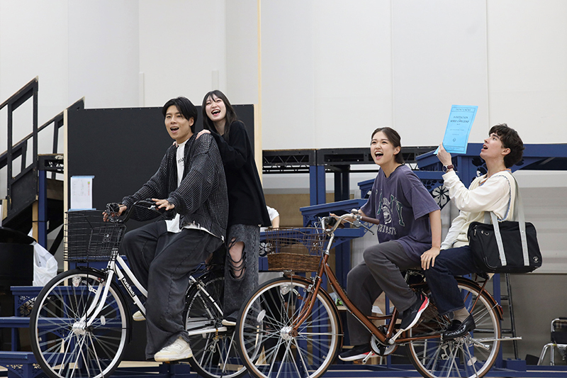 （左から）吉原雅斗、宮本佳林、山本咲希、東島 京 