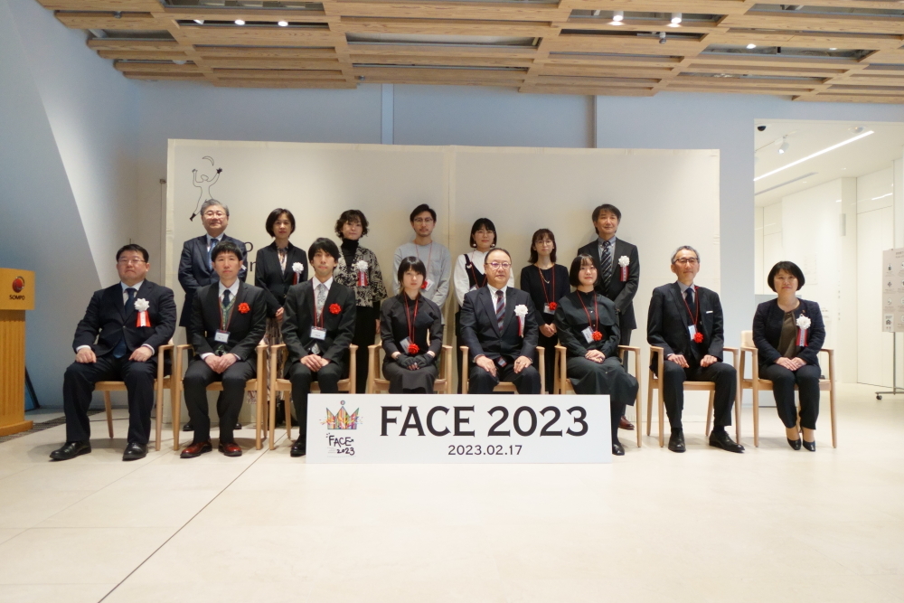 内覧会に先立って開催された授賞式にて。若干緊張した面持ちの受賞作家たちと、審査委員諸氏。