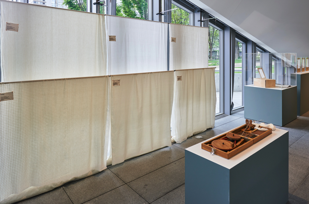 「Khadi インドの明日をつむぐ - Homage to Martand Singh -」展会場風景 (Photo: Masaya Yoshimura)