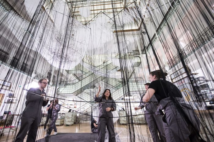 Making off installation Chiharu Shiota au Bon Marché Rive Gauche © Gabriel de la Chapelle