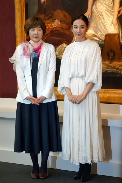 （左より）中野京子、吉田羊