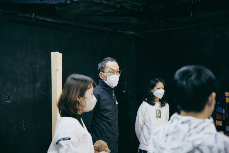 「名前を呼ぶ」と「場所を入れ替わる」という2つのラインに加えて、さらに「投げられたぬいぐるみを受け取る」という新たなラインが加わった。掛け合いと投げ合いの発着に目を見張り、鋭くパスを回し合う俳優陣たち。　左から岸本鮎佳、板垣雄亮、里内伽奈