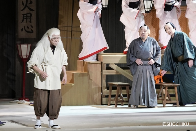 三谷かぶき『歌舞伎絶対続魂 幕を閉めるな』（左より）骨つぎ玄福＝浅野和之、頭取嵐三保右衛門＝中村鴈治郎、狂言作者花桐冬五郎＝松本幸四郎