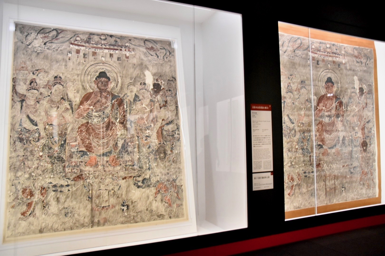 左：法隆寺金堂壁画（模本）　第10号壁　薬師浄土図　鈴木空如模　大正11年（1922） 大仙市蔵、 右奥：法隆寺金堂壁画（模本）　第10号壁　薬師浄土図　鈴木空如模　昭和7年（1932） 平木浮世絵財団蔵