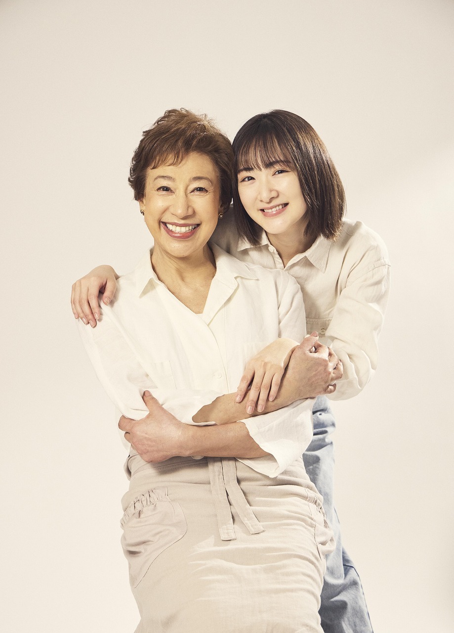 （左から）前田美波里、生駒里奈
