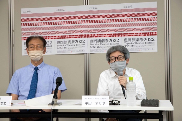 （左から）高宮浩之演劇祭実行委員会会長、平田オリザフェスティバル・ディレクター。