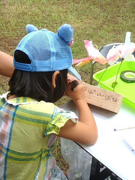 「つくった花の名前を考えて書こう」という課題に、子ども達も真剣