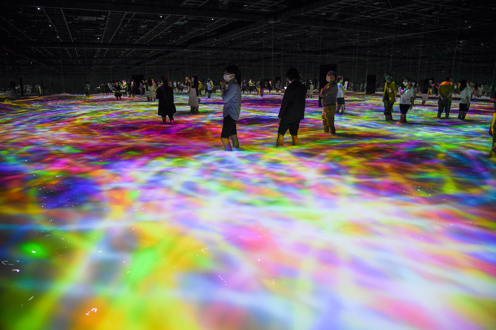 人と共に踊る鯉によって描かれる水面のドローイング / Drawing on the Water Surface Created by the Dance of Koi and People  - Infinity teamLab, 2016-2018, Interactive Digital Installation, Endless, Sound: Hideaki Takahashi