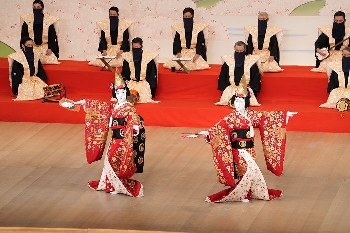 第二部『男女道成寺』左より、白拍子桜子実は狂言師左近=尾上右近、白拍子花子=中村勘九郎_ ／(C)松竹