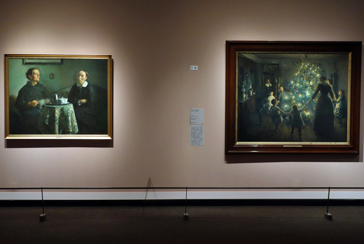 左：ヴィゴ・ヨハンスン《コーヒーを飲みながら》1884年 リーベ美術館　 右：ヴィゴ・ヨハンスン《きよしこの夜》1891年 ヒアシュプロング・コレクション