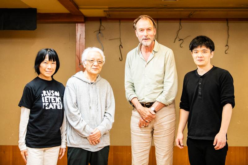 左からひびきみか、江戸伝内、ラーシュ・オイノ、結城一糸。
