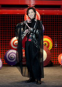 山内惠介、東京・羽田空港第３ターミナル内・江戸舞台で新曲「紅の蝶」発売記念イベント開催「今年は飛躍の年にして、来年25周年が最高の年になるよう頑張っていきたい」