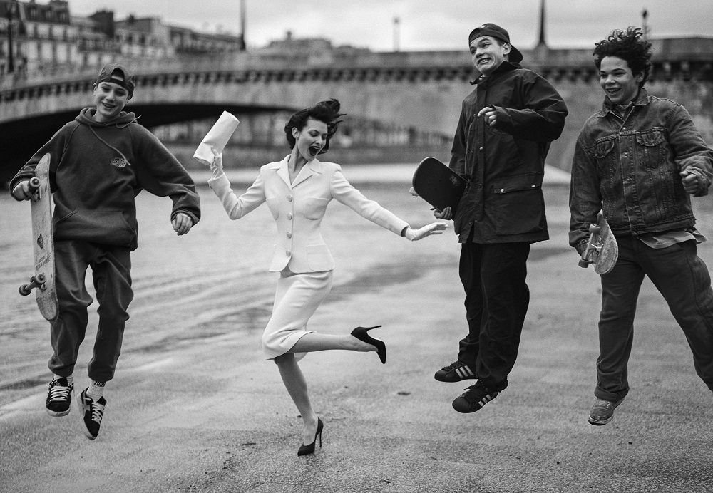 Shalom Harlow with pals on the Seine, Paris, France 1995 archival silver gelatin print サイズ：W610mm×H510mm