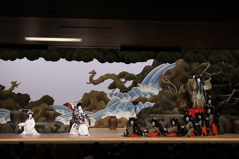 第二部『日本振袖始』（左より）稲田姫=中村米吉、素盞嗚尊=市川染五郎、岩長姫実は八岐大蛇=中村七之助 ／(C)松竹