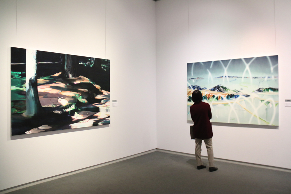左：奥田文子 《untitled》2018年 油彩・綿キャンバス 130.3×194cm 右：古橋香 《汽水域のドローイング》2018年 油彩・綿布・パネル 130.3×194cm