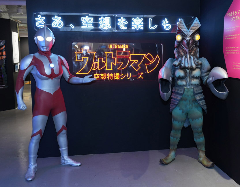 この日はウルトラマンとバルタン星人が取材陣をお出迎え。 写真：斉藤直樹  (C)円谷プロ