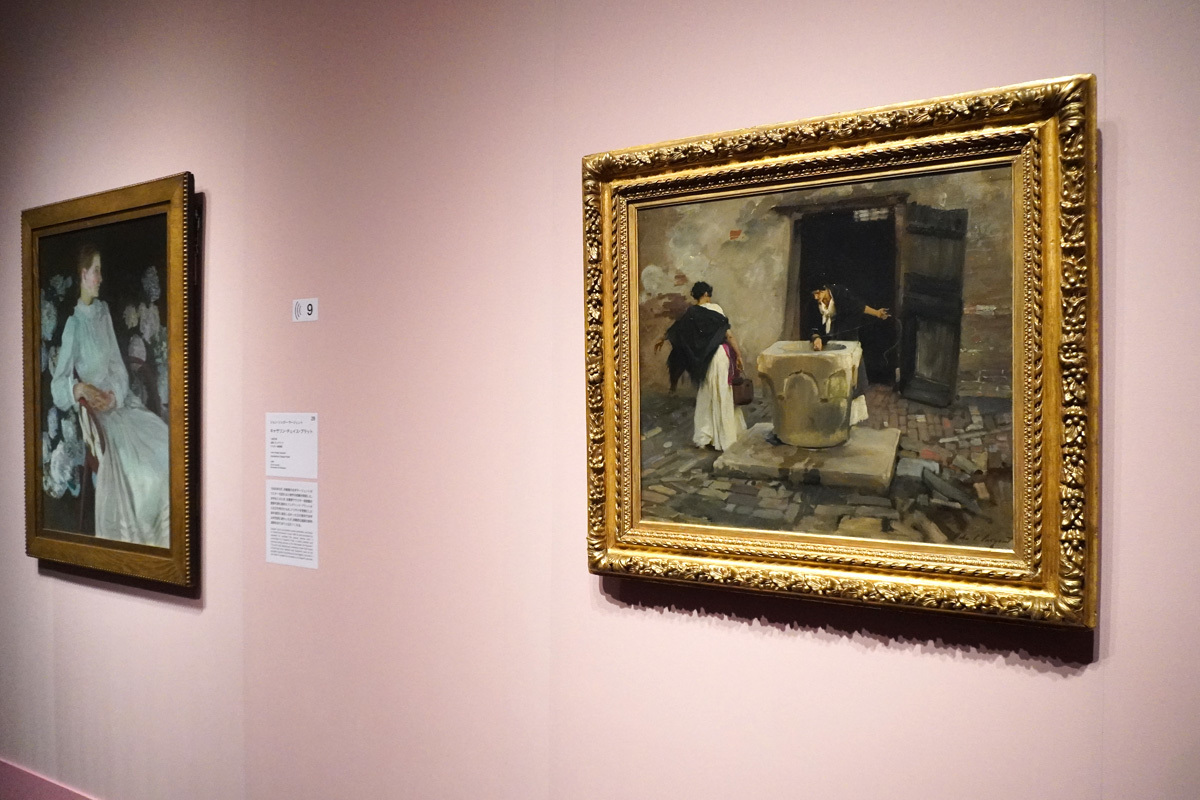 奥（左）：ジョン・シンガー・サージェント《キャサリン・チェイス・プラット》1890年、ウスター美術館　手前（右）：ジョン・シンガー・サージェント《水を運ぶヴェネツィアの人》1880-82年、ウスター美術館