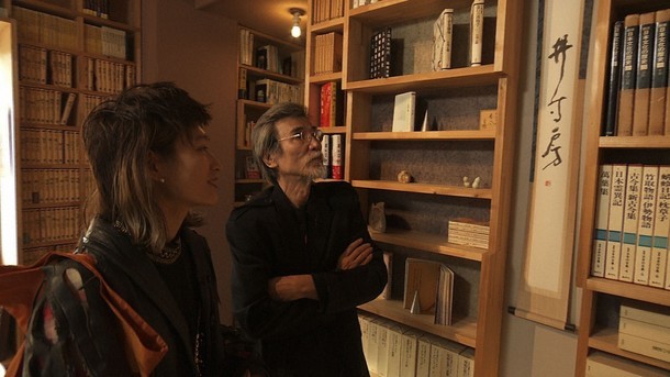 左からコムアイ、松岡正剛。（写真提供：NHK）