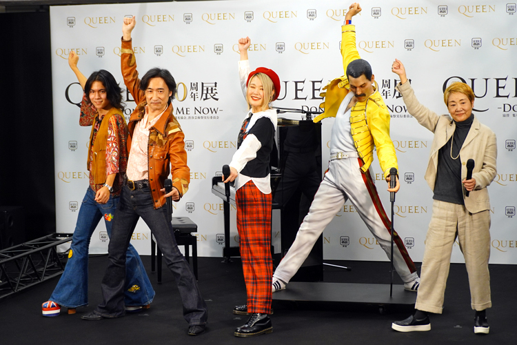 『QUEEN 50周年展 -DON’T STOP ME NOW-』フォトセッションにて。左から：東儀典親、東儀秀樹、ハラミちゃん、東郷かおる子