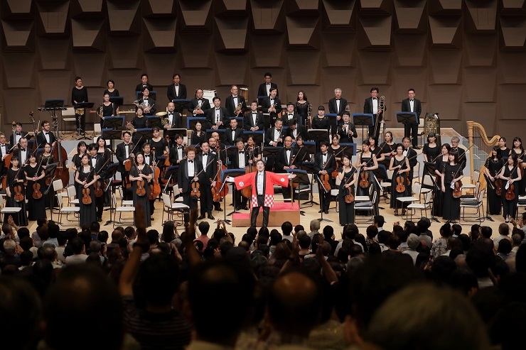 大阪クラシックの最終公演を指揮する桂冠指揮者 大植英次。コンサートマスターは崔文洙（2019.9 フェスティバルホール） 　　(C)飯島隆