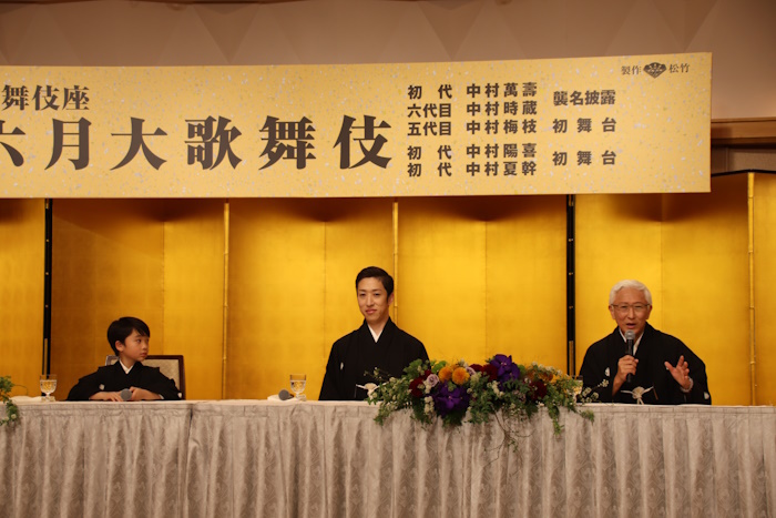 （右から）中村時蔵、中村梅枝、小川大晴