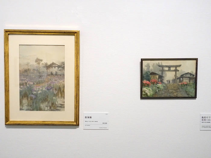 左から《菖蒲園》明治36年頃 福岡市美術館、《鳥居の下の人々、花咲く日本の村》制作年不詳（明治後期） 個人蔵