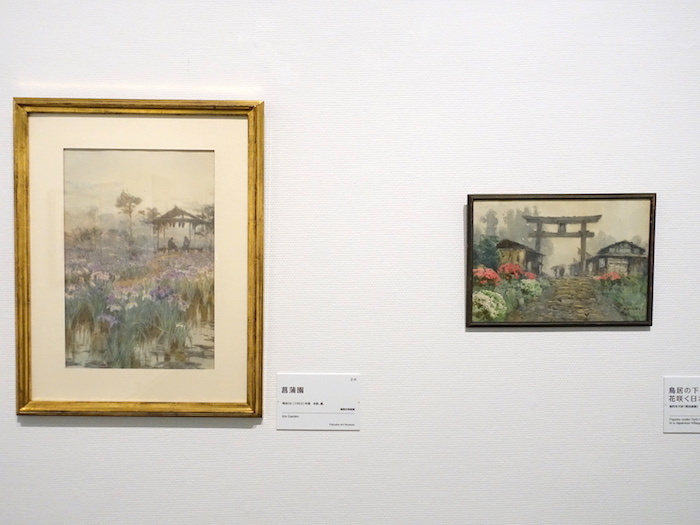 左から《菖蒲園》明治36年頃　福岡市美術館、《鳥居の下の人々、花咲く日本の村》制作年不詳（明治後期） 個人蔵