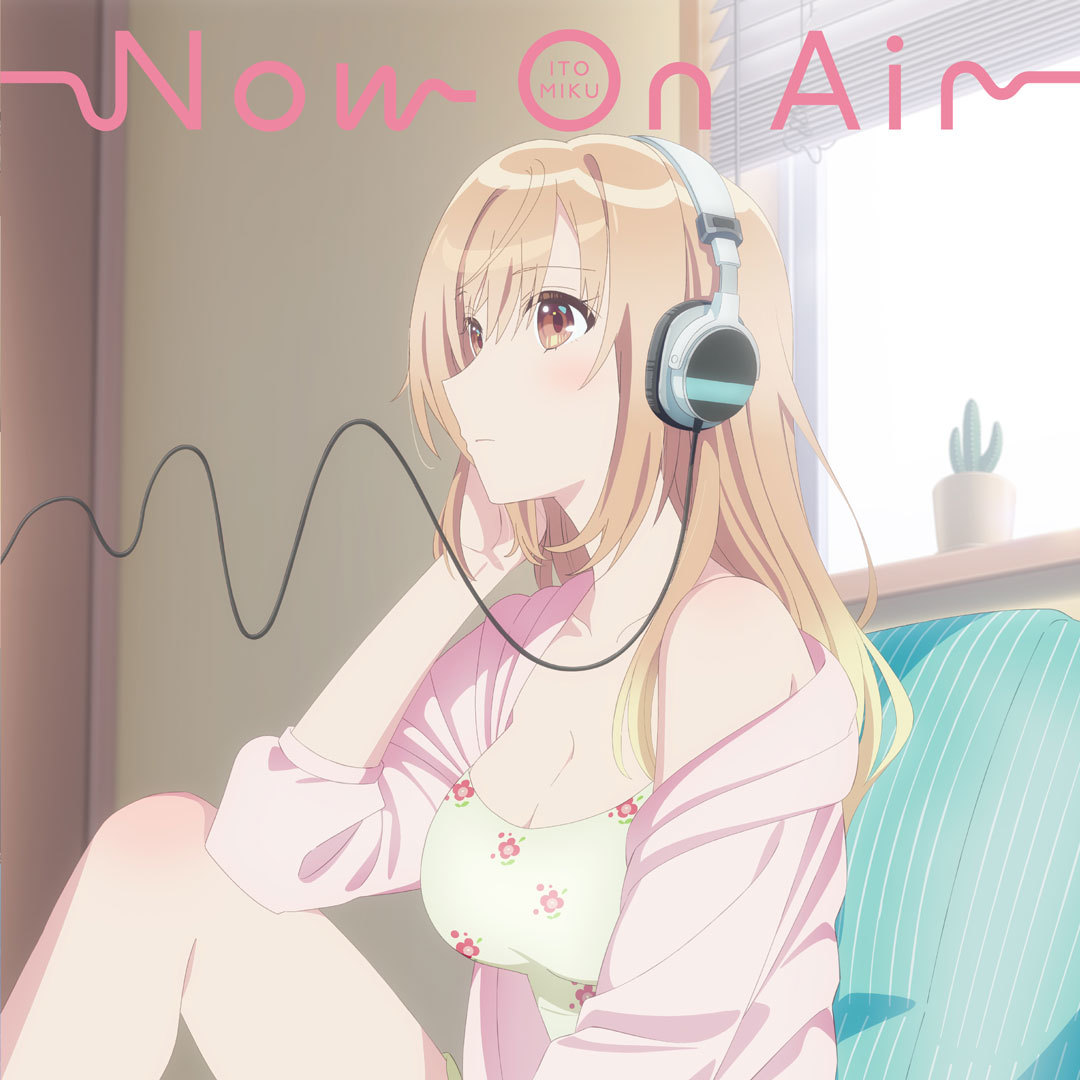 伊藤美来12thシングル「Now On Air」通常盤 （C）2023 二月 公/KADOKAWA/声優ラジオのウラオモテ製作委員会