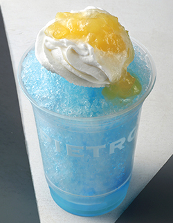 チャンピオンブルー！パイン&ヨーグルトのフラッペ（550円）