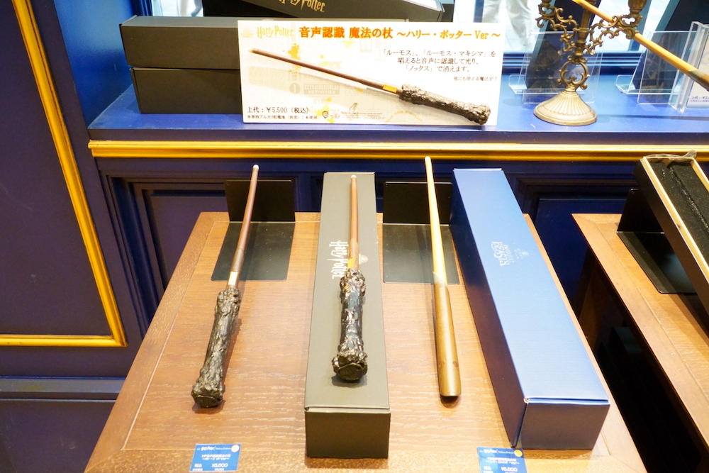 左：音声認識 魔法の杖 ハリー・ポッターver.　価格：5,500円（税込）