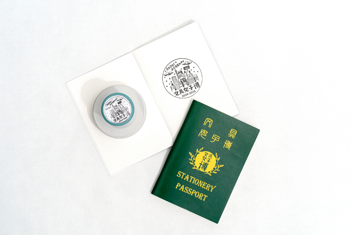 パスポート風ノート:1冊400円（税込／事務局にて販売／現金のみ）　協賛：MAISON ABLE ※ネオPin’sコレクションブースにて販売 ※スタンプは参加無料